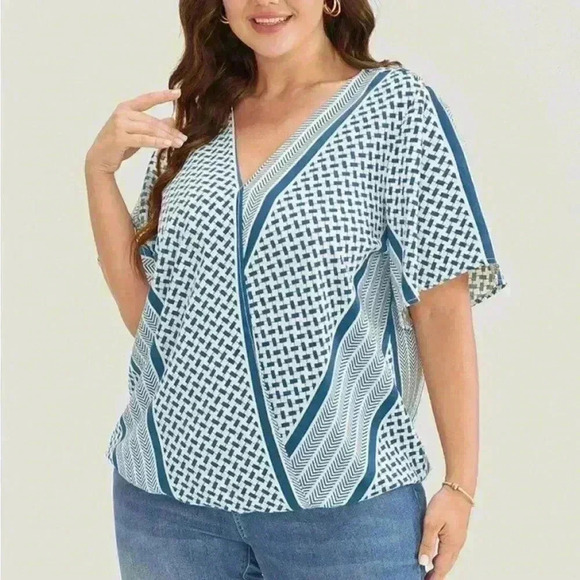 NWT!Cerulean geometric pattern, V-neck top size 10 or Medium - Picture 2 of 7